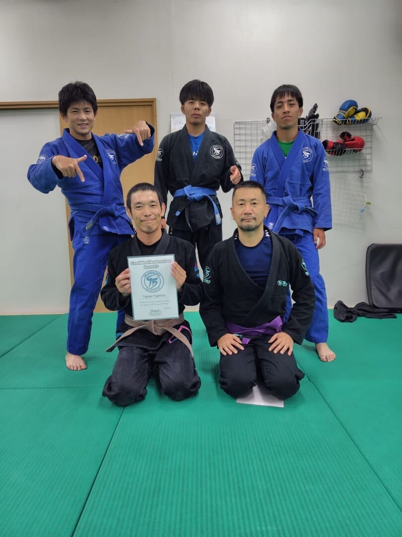 藤本インストラクター レベル2認定証を掲示(ブラジリアン柔術・トライフォース高知)。
